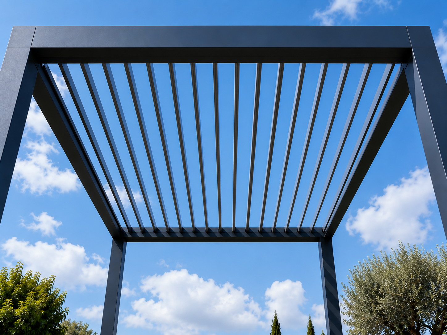 Pergola motorisée ou manuelle : faut-il payer le moteur ?