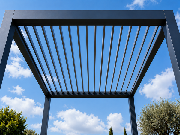 Pergola motorisée ou manuelle : faut-il payer le moteur ?
